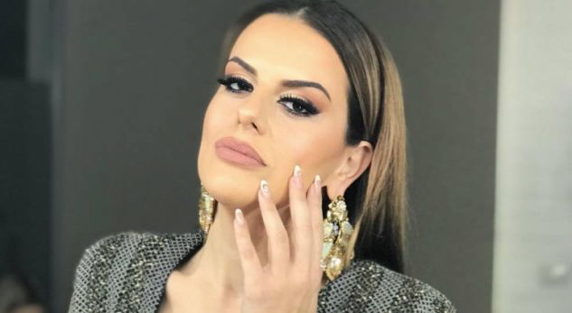Big Mama pranë këtij mashkulli, por duart nuk i heq nga pjesa intime (VIDEO)