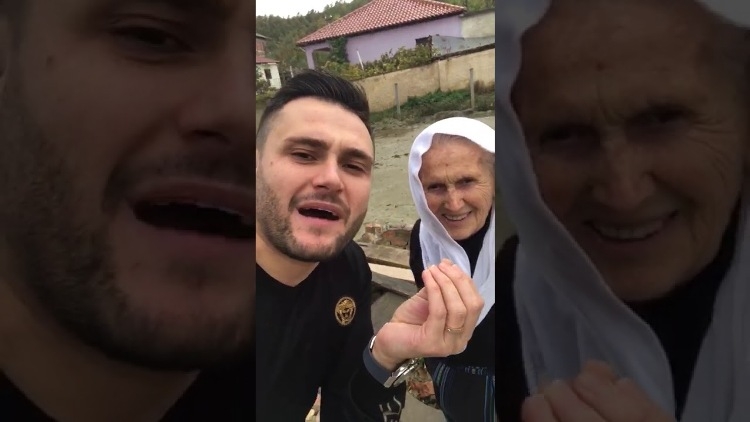FOTO/ Bes Kallaku del BLLOF para fansave të tij, shikoni kush është detaji që e FËLLIQI…