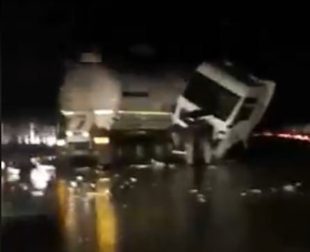 VIDEO/ Aksidentohet autoboti në autostradën e Vlorës. Bllokohet qarkullimi i automjeteve