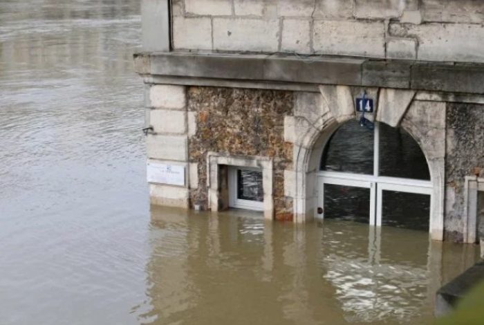 ALARMI: Përmbytet Parisi por më e keqja s’ka kaluar ende. Rreziku sot në mbrëmje…