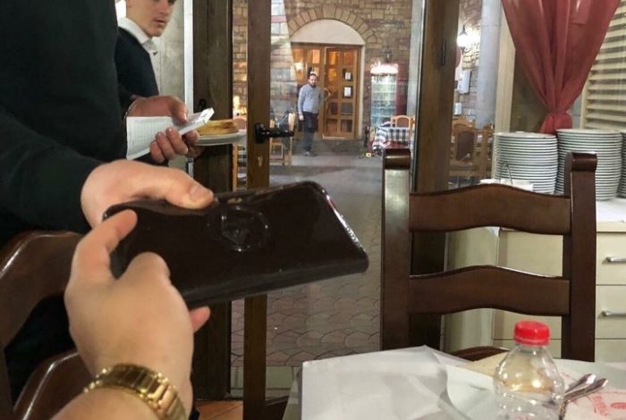 Gazetari i njohur gjen një portofol femrash “Armani”: Më thanë mbaje se ka shumë… (FOTO)