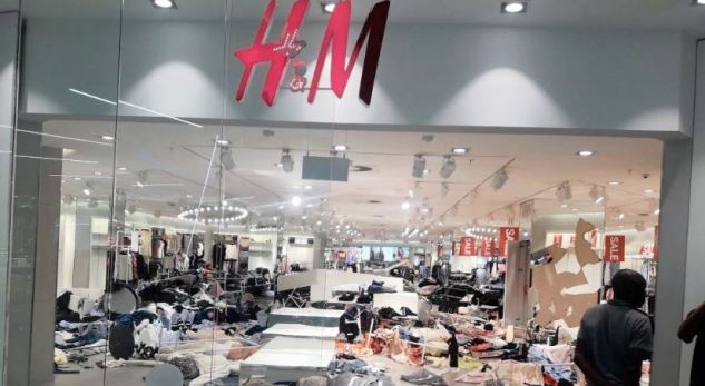 Protesta në mbrojtje të vogëlushit, H&M akuzohet për racizëm dhe mbyll dyqanet