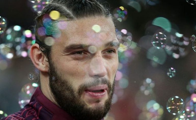 Carroll te Chelsea, tifozët kërcënojnë të djegin qytetin