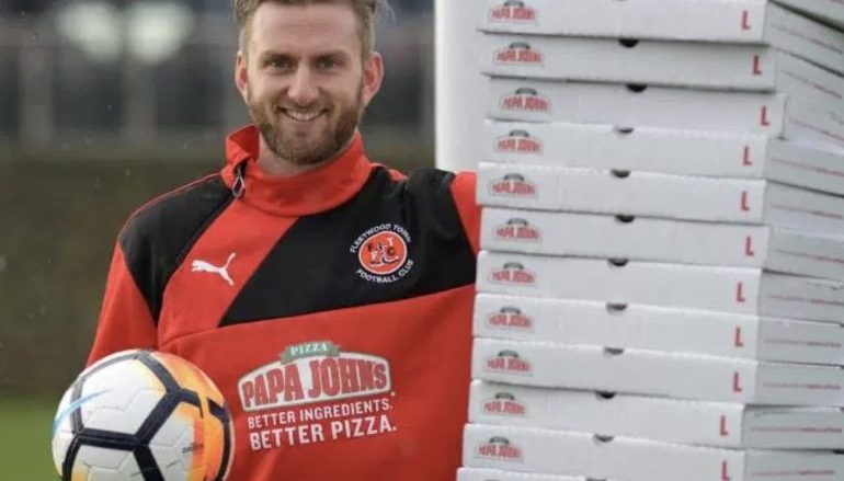 Portieri i Fleetwood mbajti portën e paprekur ndaj Leicesterit, fiton bastin për të ngrënë një vit pica falas (FOTO)