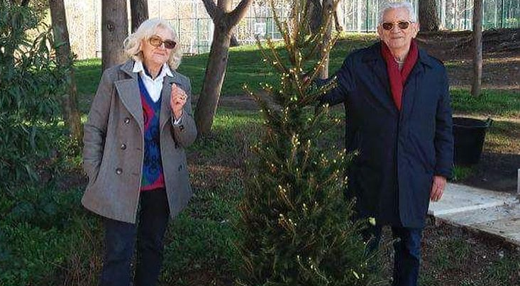 Merrni shembull prej çiftit më të bukur të Tiranës së dikurshme. Ua kaluan dhe të rinjve për idenë e dhuratës së Shën Valentinit
