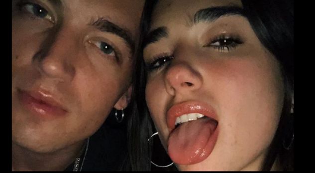 FOTO/ Edhe pse pranë babait, Dua Lipa nuk kursen puthjet e vitit të ri për të dashurin