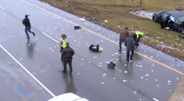Po transportonte paratë e kazinosë, aksidentohet makina. Autostrada ‘mbulohet’ me dollar
