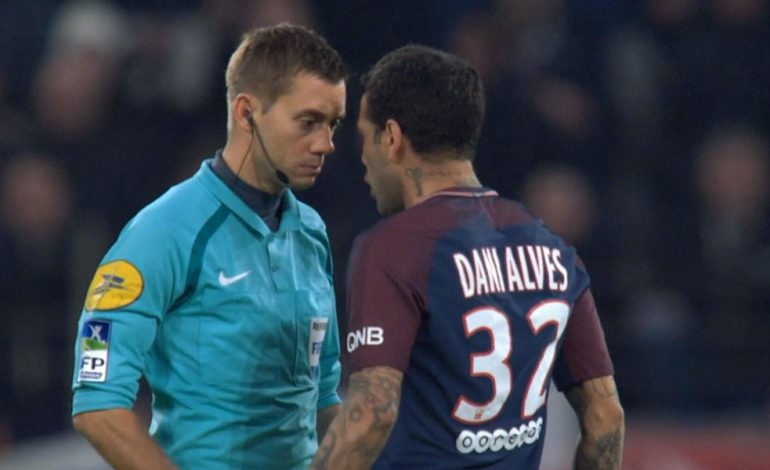 (VIDEO) E ndëshkoi me të kuqe, Dani Alves shpërthen ndaj gjyqtarit në rrjetet sociale
