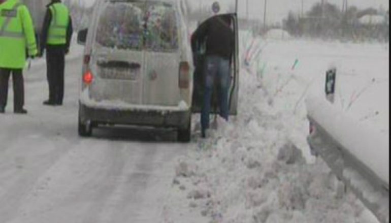 VIDEO/ Dëbora sjell problemet e para në qarkullim, bllokohet Qafë Plloçë-Pogradec