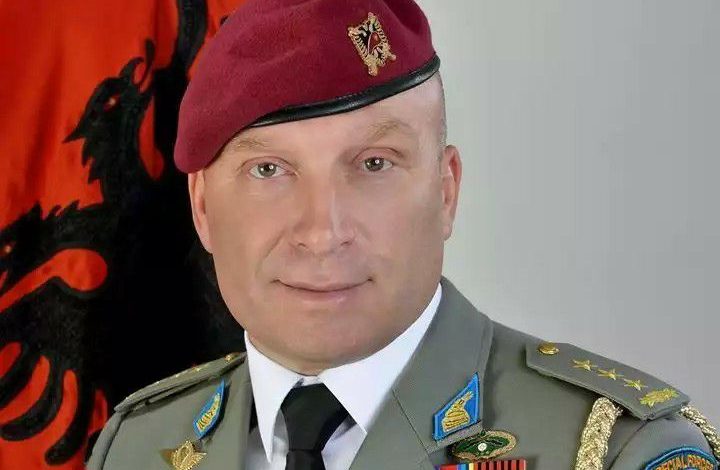Varri i “ushtarit grek”, reagon kolonel Demiraj: Shihni gradën, është italian