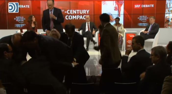 FORUMI EKONOMIK I DAVOS/ Ministrit i bie të fikët në mes të sallës. Të tjerët vrapojnë ta … (VIDEO)