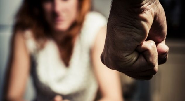 Pranga 2 burrave në Elbasan për dhunë në familje. 57-vjeçari rreh gruan në mes të tregut dhe…