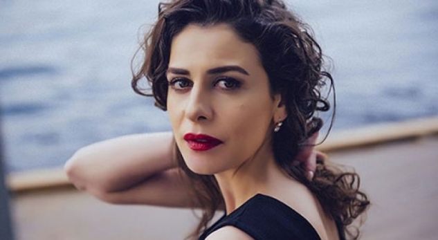“Dilara” e aq shumë pëlqyer nga publiku shfaqet me të dashurin. E mbyt në puthje (FOTO)