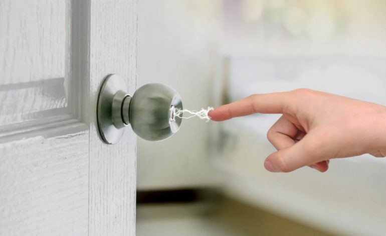 Keni elekricitet të lartë në duar, ja përse ndodh kjo gjë