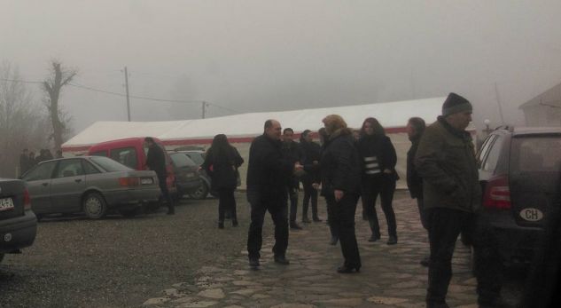 Tragjike/ Kryefamiljari i jep fund jetës te varri i babait, la pas tre fëmijë