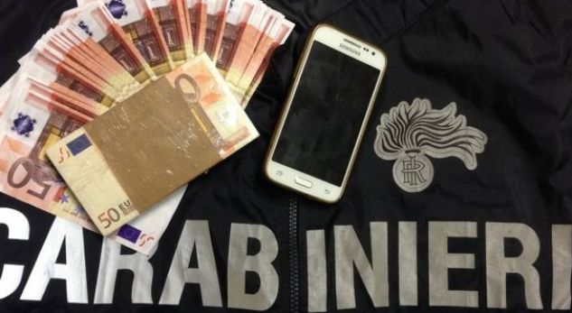 Italiani i frikësuar i “qahet” nënës dhe i bën gropën shqiptarit të “fortë”!