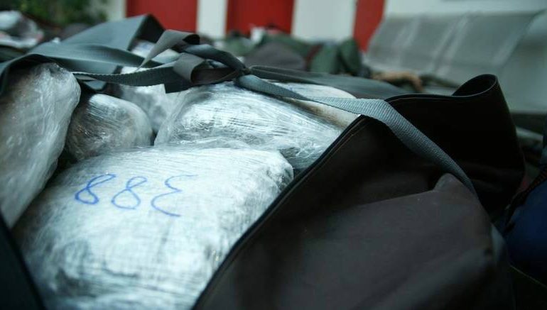 Policia greke operacion në kufi, pranga 3 shqiptarëve, sekuestrohen 87 kg marijuanë