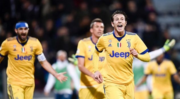 Juventusi vuan dhe fiton ndaj Cagliarit, mban nën presion Napolin kryesues