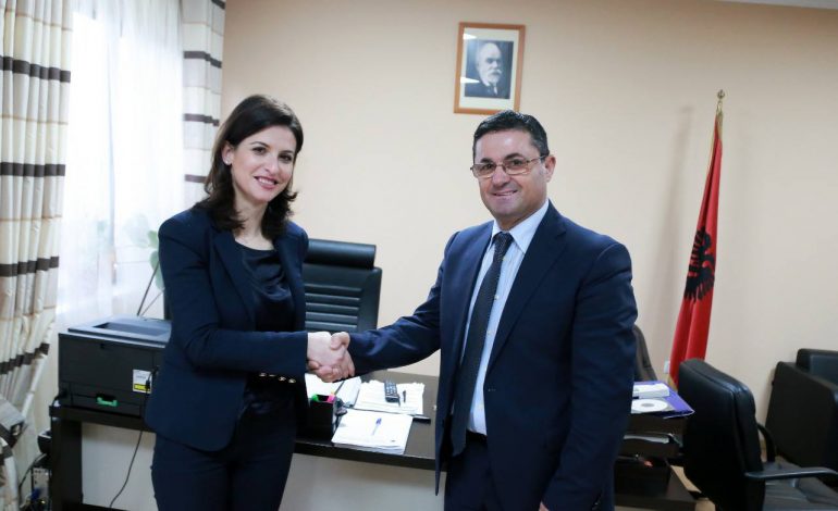 Prezantohet Drejtori i ri i zyrës së PËRMBARIMIT: Ish deputet i…(EMRI+FOTO)