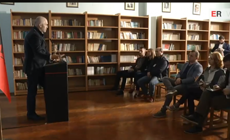“Je i Vora News?” Rama THUMBON gazetarët e rretheve duke…(VIDEO)