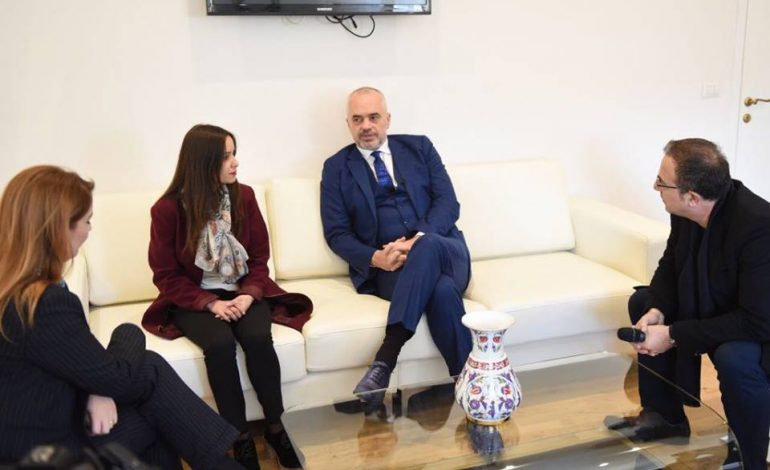Pasi e bëri këshilltare të ministres, porosia e Ramës për vajzën që përloti publikun: Kujdes se… (FOTO+VIDEO)