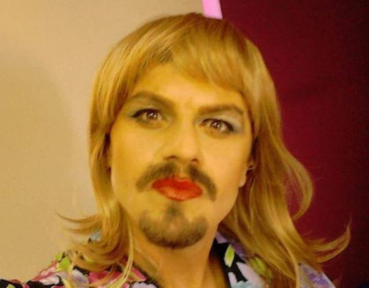 Aktori i humorit vishet si femër, dhe nuk e vret mendjen fare për komentet (FOTO)