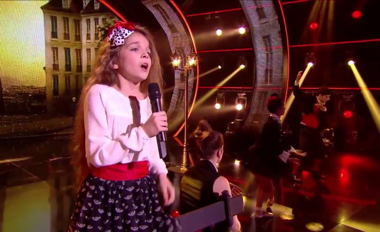 “Po mahnit francezët aq sa … “/ 12 vjeçarja shqiptare këndon në stadium me artisten Zaz (VIDEO)