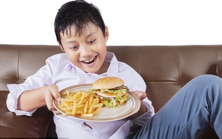 Adoleshentët që qëndrojnë gjatë para TV ushqehen keq, 1/3 fëmijëve obezë