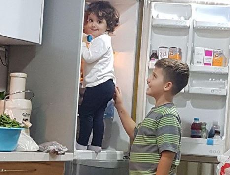 Ai që shkrin së qeshuri popullin shqiptar qenka një baba shumë i rreptë!