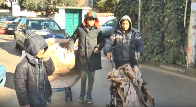 Historia e tre djemve të mitur romë që sigurojnë jetesën me … kanoçe (VIDEO)