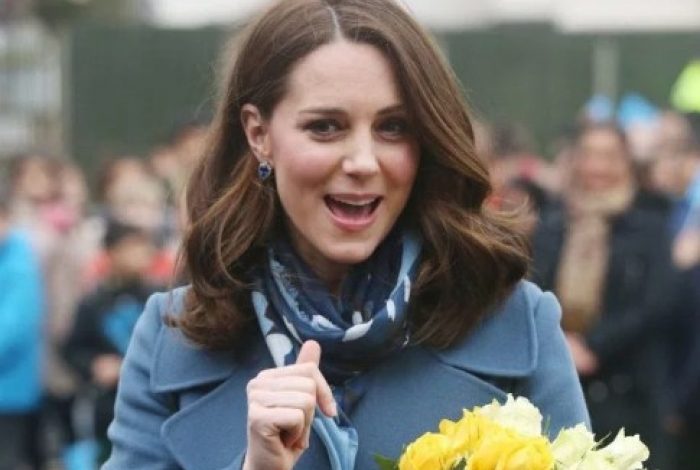 Kate Middleton pret flokët, arsyeja do t’ju lërë pa fjalë (FOTO)