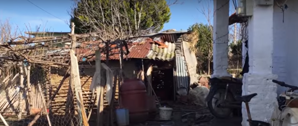 FIER/ 11 persona jetojnë në shtëpi BALTE, familjarët THIRRJE për ndihmë (VIDEO)