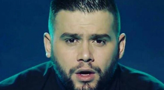 Përveç se talent i lindur në muzikë, Flori Mumajesi ka edhe një tjetër aftësi, shihni… (VIDEO)