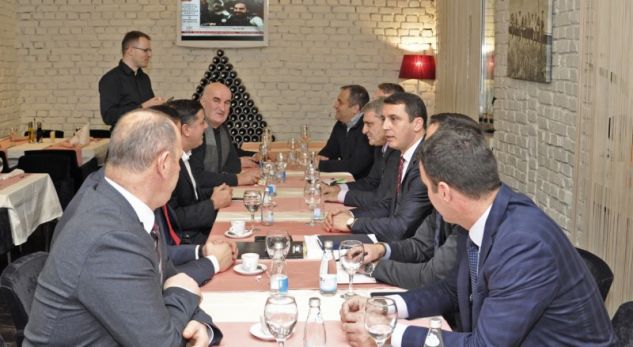 Arrihet marrëveshja “tripalëshe”, Kosova do të ketë 12 fusha sintetike për 12 klube të Superligës