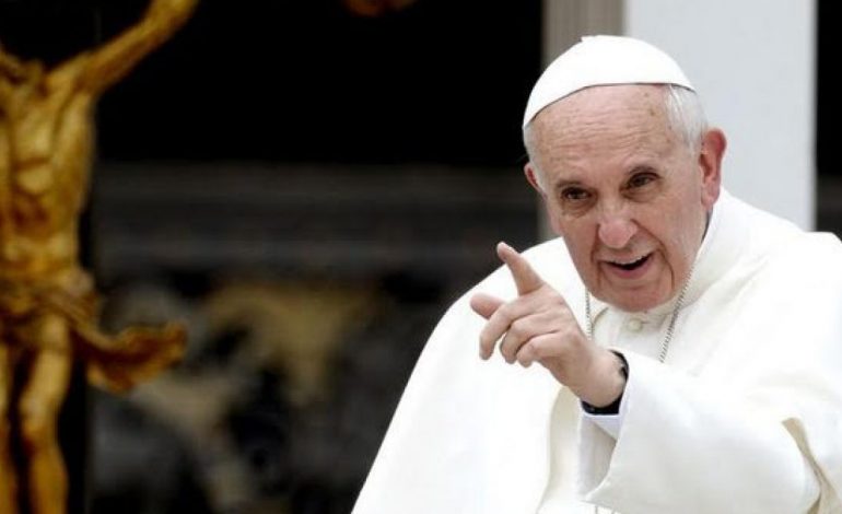 Papa Françesku goditet me një objekt në fytyrë gjatë vizitës në Kili (VIDEO)