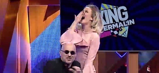 GAFA EPIKE e Kejvinës para Robert Aliajt: Publiku shpërthen në të qeshura