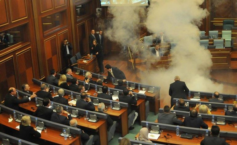 Albin Kurti dhe 3 deputetë të VV, 5.8 vite burg për hedhjen e gazit lotsjellës në Parlament