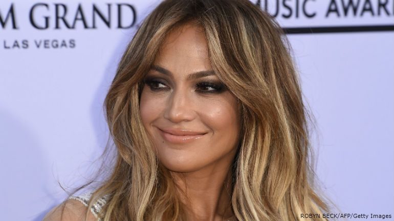 Jennifer Lopez e veshur me shumë stil. Shikojeni si duket… (FOTO)