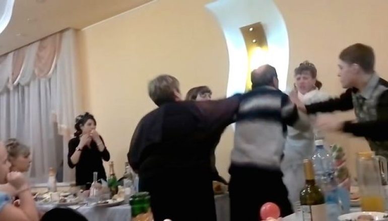 Nusja ia tregon gishtin e mesit vjehrrit, por situata del jasht kontrollit (VIDEO+FOTO)