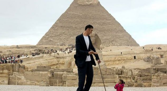 Burri më i gjatë dhe gruaja më e shkurtër në botë, pozojnë para piramidës së Gizës (FOTO)