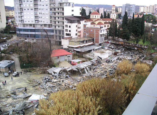 IKMT nis prishjen e 40 objekteve në Fier. Shkak bëhet projekti për qendrën e qytetit (VIDEO)