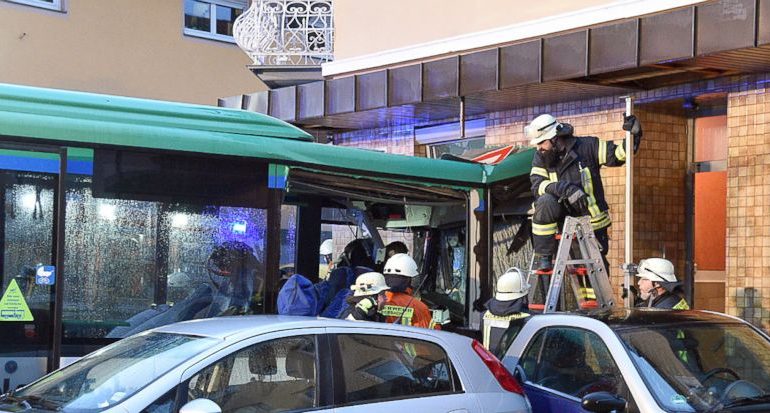 Aksidentohet autobusi i shkollës në Gjermani, 48 të plagosur, shumica fëmijë
