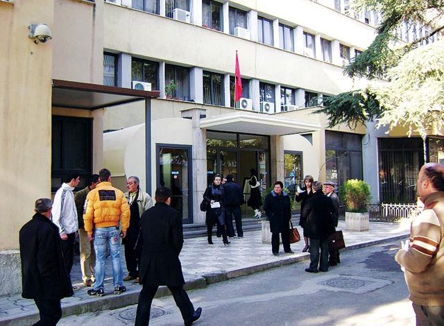 “Ma jep pak motorrin”/ Të riut i ikën truri kur kupton se shoku nga Izraeli i…