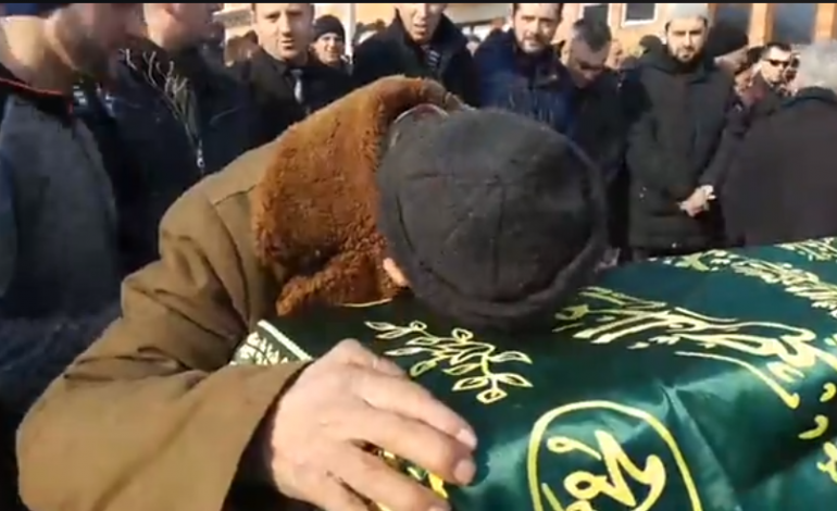 TRAGJEDIA E NËNËS DHE KATËR FËMIJËVE/ I gjithë qyteti në këmbë. Gjyshi puth arkivolet e BARDHË… (VIDEO)