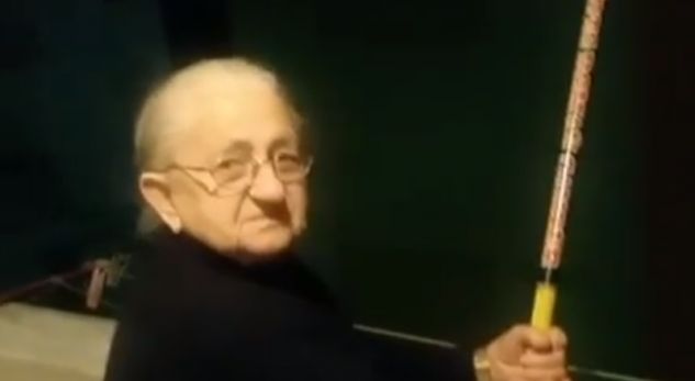 Gjyshja thotë se ka qenë partizane. Do të shkriheni së qeshuri, shikoni si i hedh fishekzjarret (VIDEO)