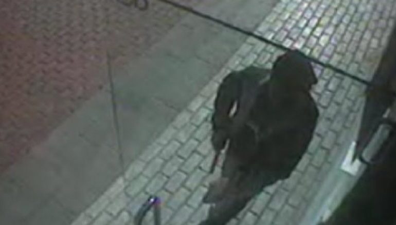 Tentohet të grabitet dyqani në Kamëz/ Shpallen në kërkim nga policia autorët