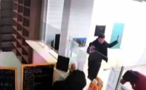 “SI NË FILMA”/ Si u GRABIT pika e këmbimit valutor në Fier për VETËM 12 sekonda (VIDEO)