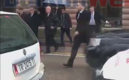 MBLEDHJA PËR ’21 JANARIN’/ Kreu i Parlamentit Ruçi s’pyet për shiun. Ecën pa makinë në mes të rrugës
