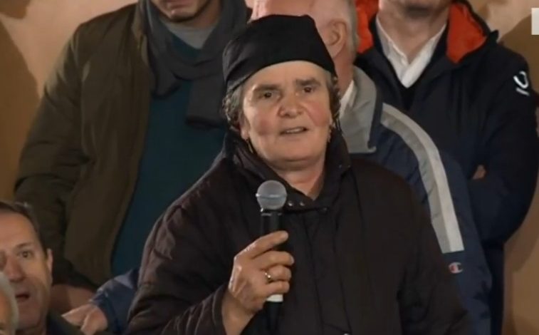 Gruaja i qan hallin: “Kam 1 vit në qiell të hapur”. Rama i jep një mesazh live kryebashkiakut të Klosit