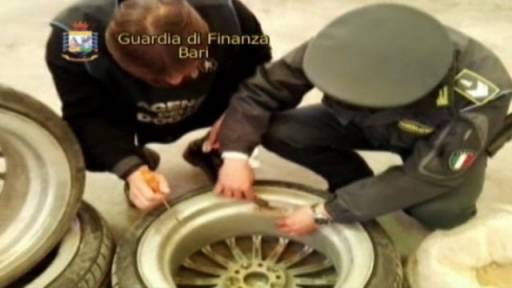 BARI/ Arrestohet çifti shqiptar me 5 kg heroinë, e kishin fshehur tek… (VIDEO)